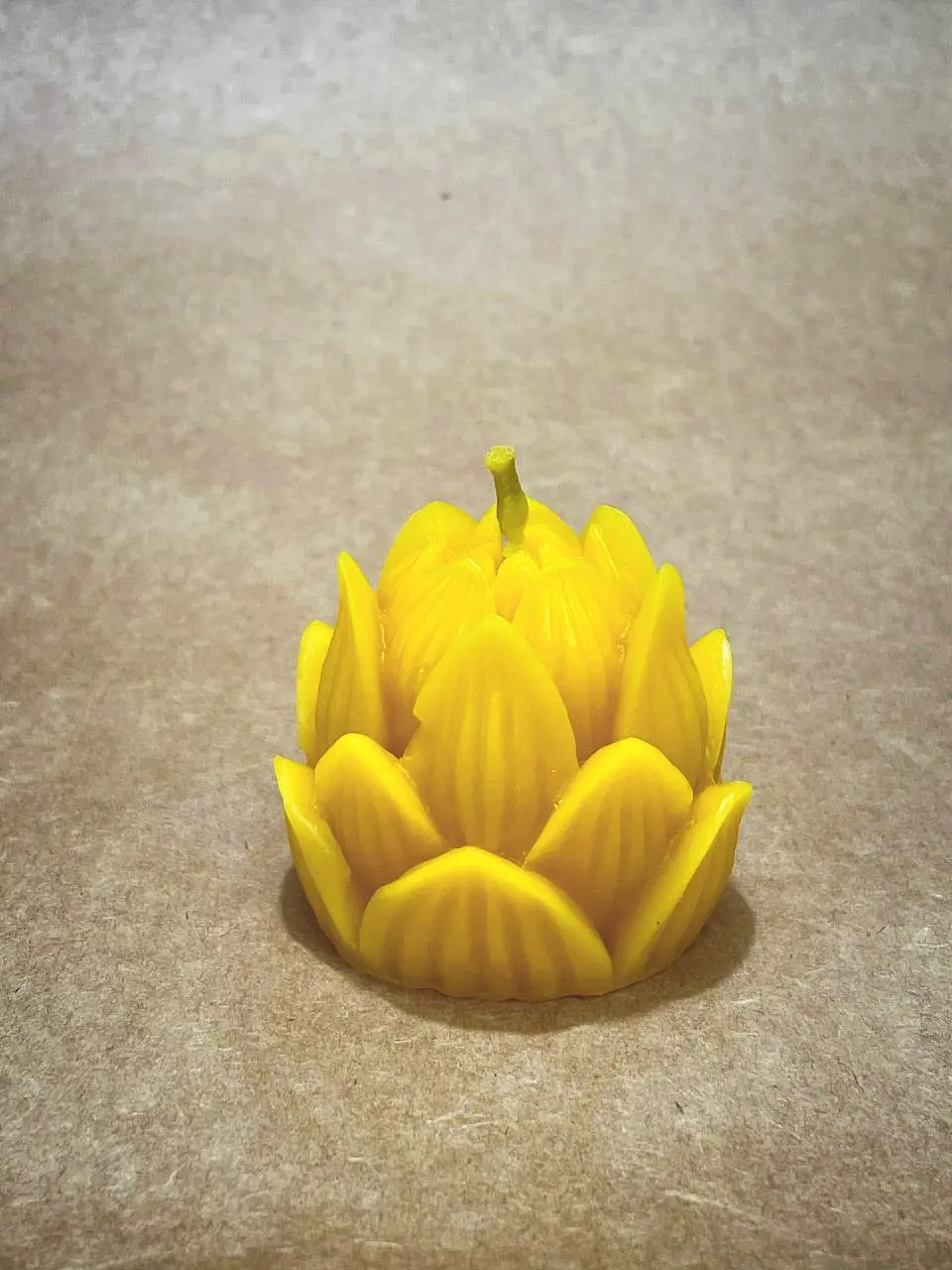 Свічка Лотос з бджолиного воску