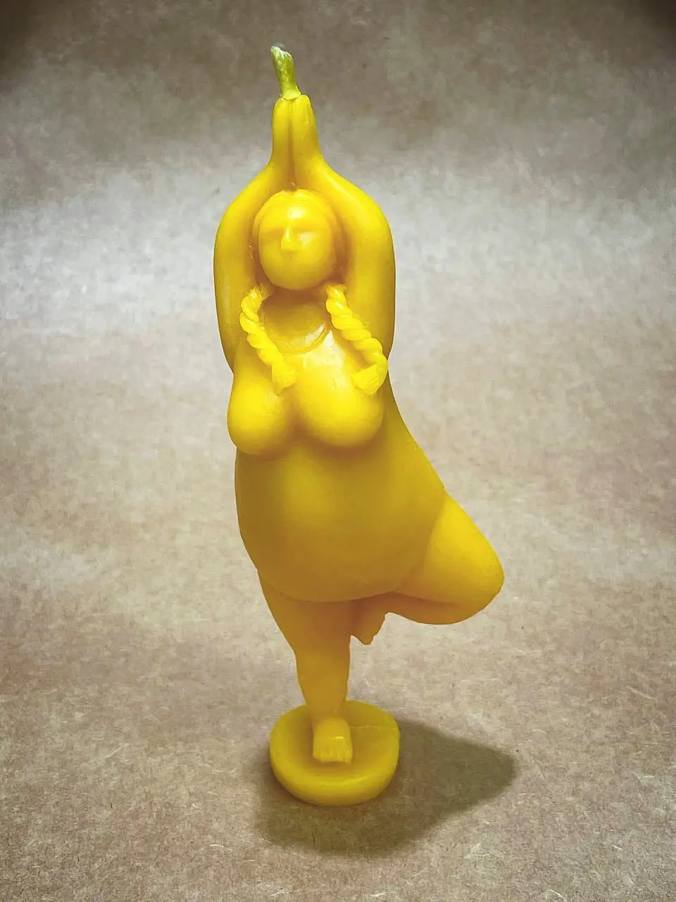 Свічка Йогиня з бджолиного воску